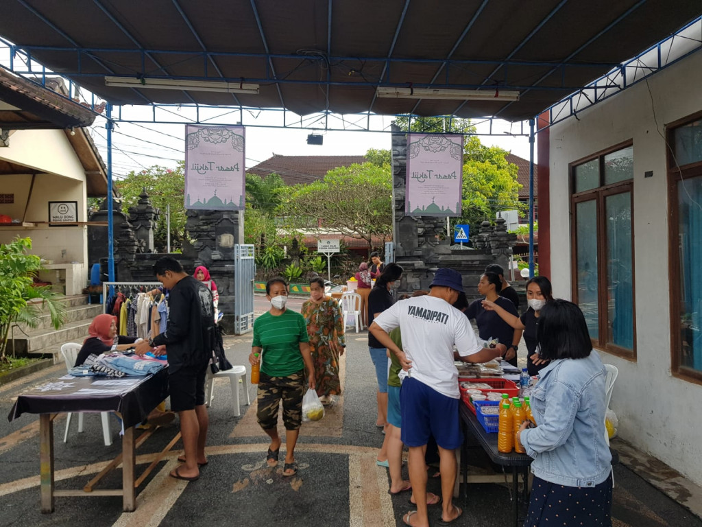 Tingkatkan Toleransi Umat Beragama, PKK Bersama dengan Ibu – Ibu Umat Muslim Banjar Bhinus Kauh Gelar Pasar Takjil selama Bulan Puasa